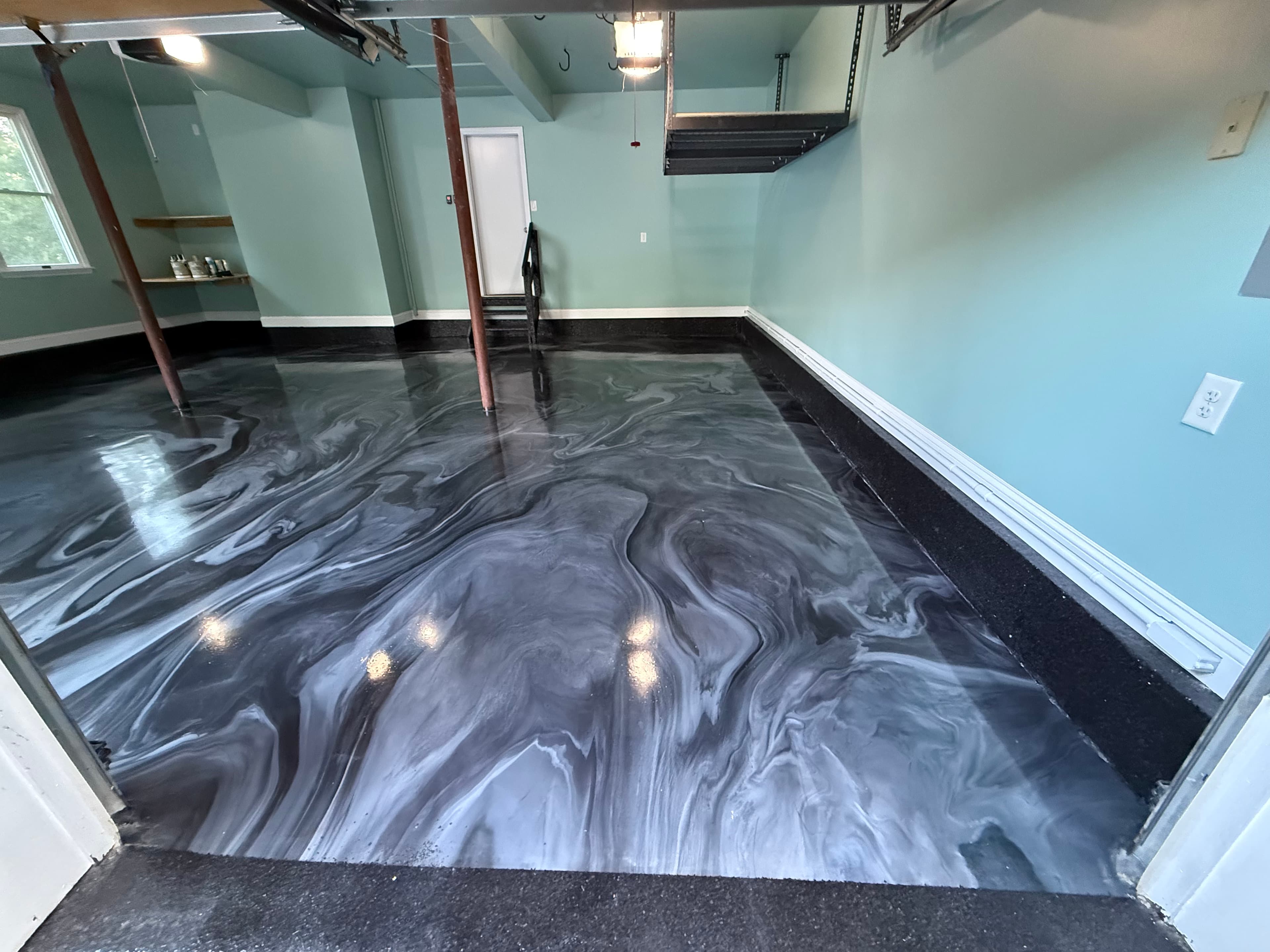 High-gloss swirl epoxy garage floor with a flake epoxy border in Chester, NY